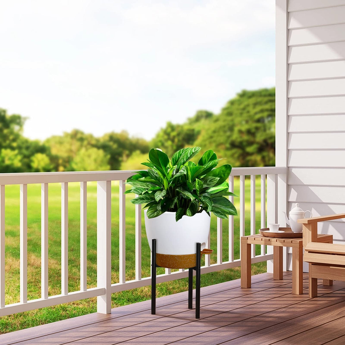 UOUZ pot is durable, lightweight plastic for easy moving.