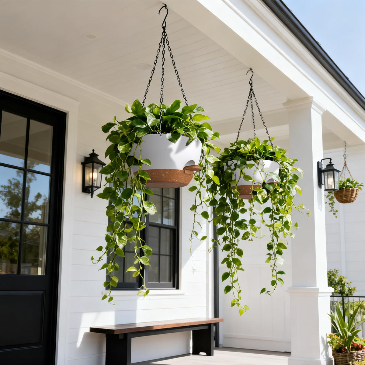 UOUZ hanging planter capillary-wick-system ensures even moisture distribution.