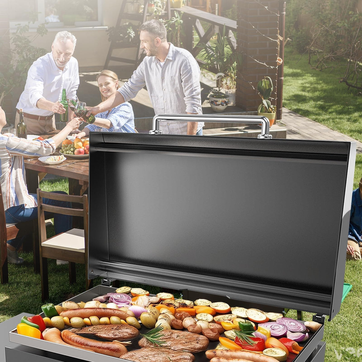 Utheer hinged lid image emphasizes integrated hinge for compact storage after cooking.