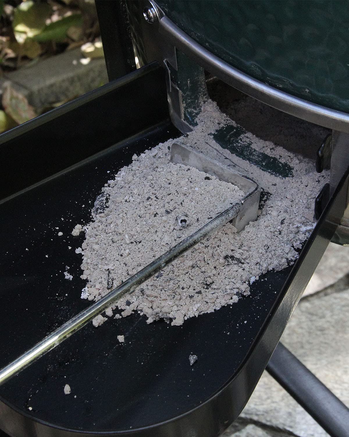 Vankey ash tool fits Kamado Joe and Big Green Egg grills.