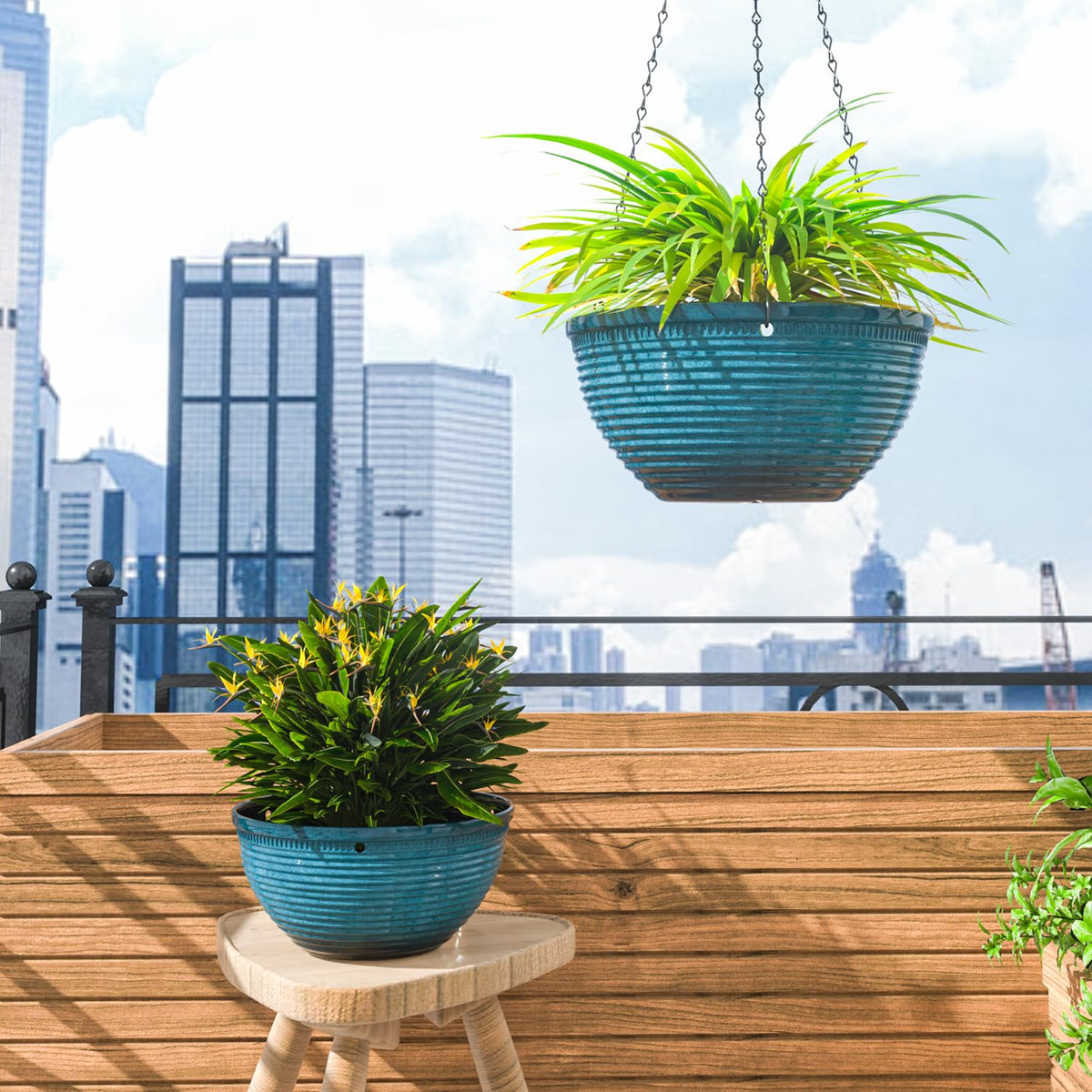 Vanslogreen 2-pack hanging planter suitable for indoor and outdoor living spaces.