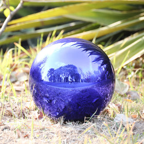 VCUTEKA front-yard display gazing ball creates a welcoming focal point.