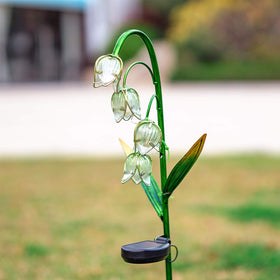 VCUTEKA yard stake enhances outdoor decor day and night.