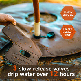 Vego garden puncture-resistant material keeps the watering bag durable against outdoor wear.