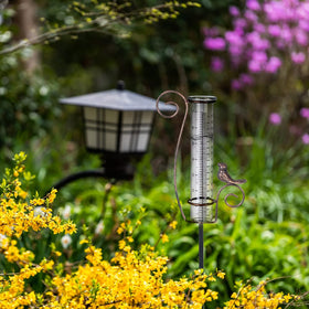 Venniy rain gauge metal stake assembly demonstrates quick setup in minutes.