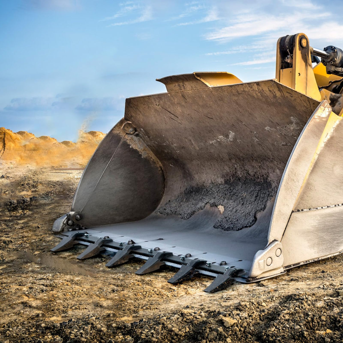 VEVOR 48'' tooth bar suited for digging soil, sand, sod, and gravel.