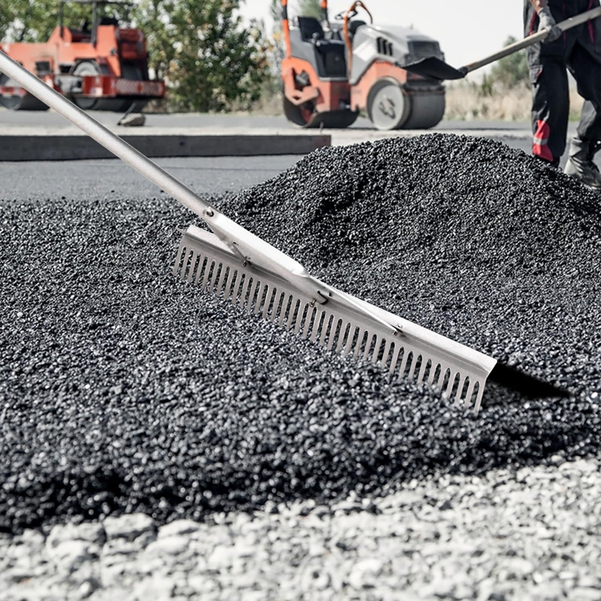 VEVOR designed for both land and water cleanup, expanding task versatility.