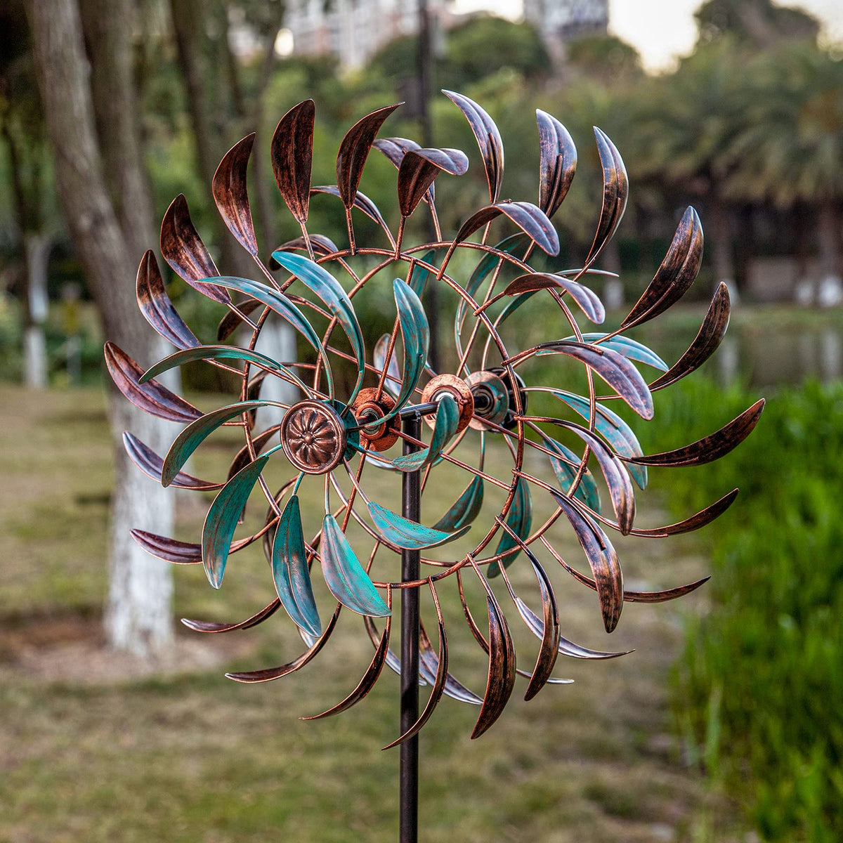 VEWOGARDEN wind spinner side view showing dual blades and rotation