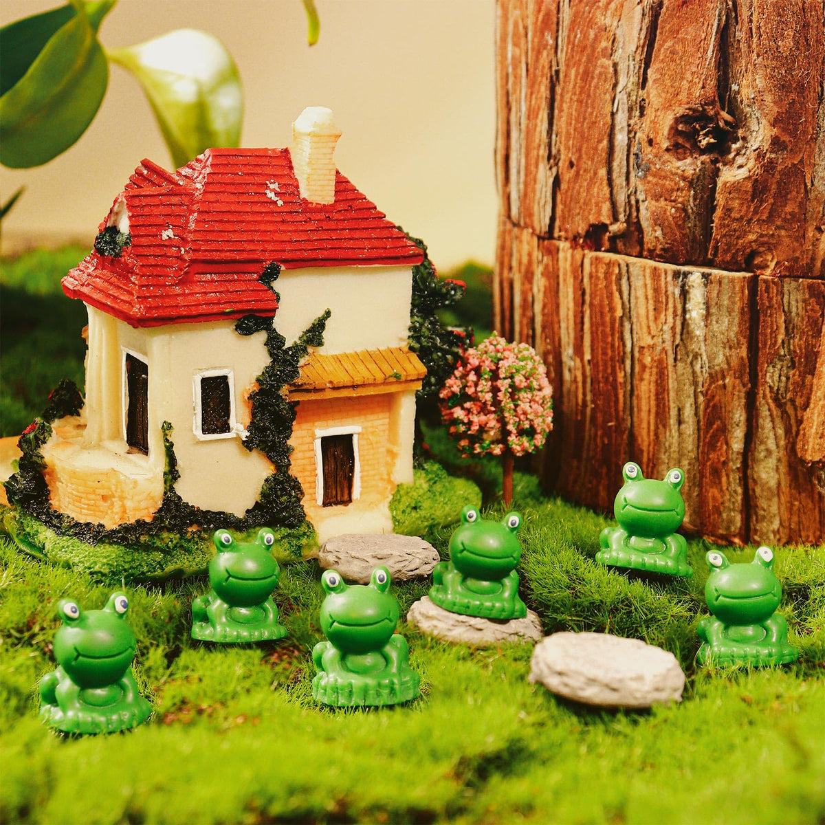 VICROIC mini resin frog figurine 4 complements terrariums and aquarium accents.