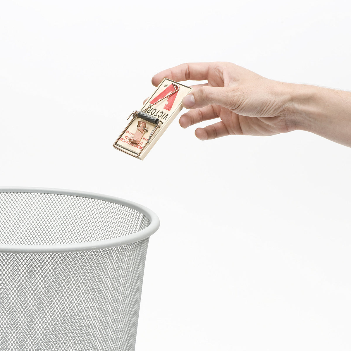 Victor M156 disposal-ready trap photo emphasizes clean disposal option.
