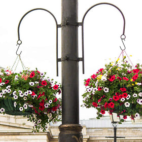 Vindar heavy-duty outdoor hook ideal for wind chimes and bird feeders.