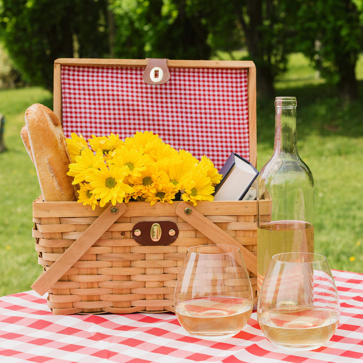Vintiquwise gingham-lined interior adds vintage charm for picnics