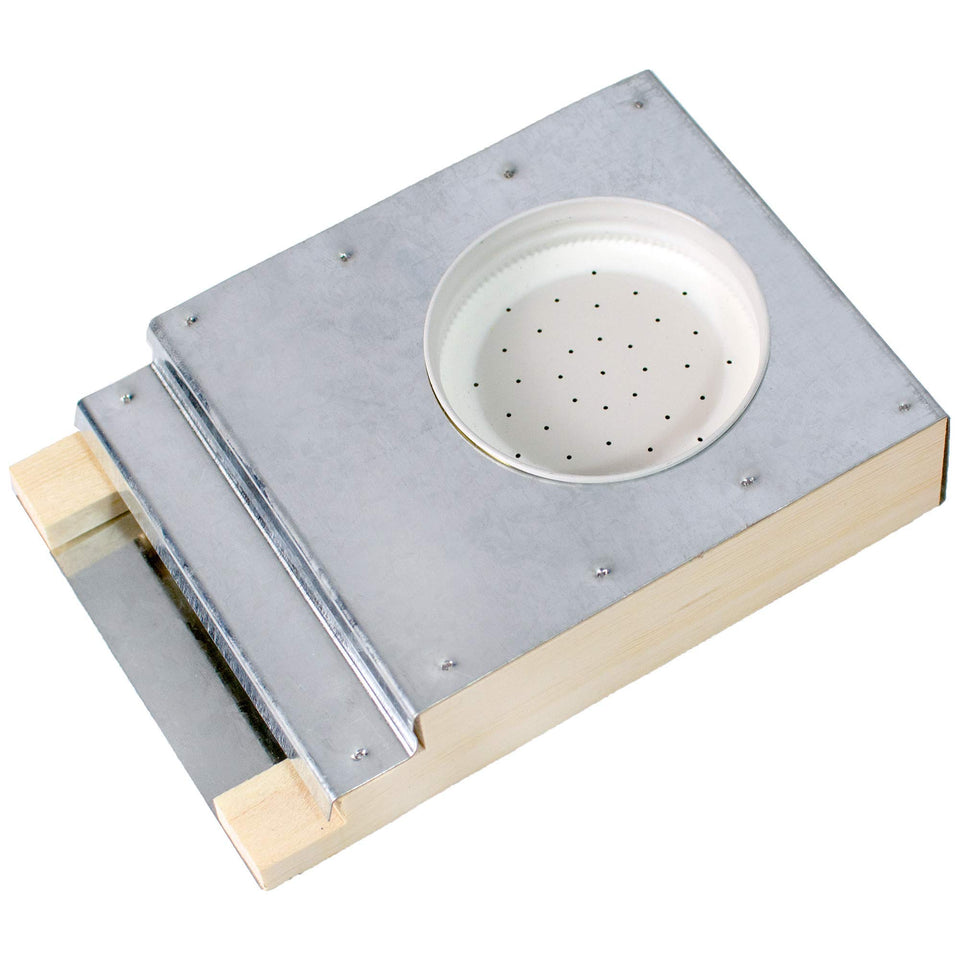 VIVO BEE-V110 front-view feeder enables quick syrup checks at the hive entrance