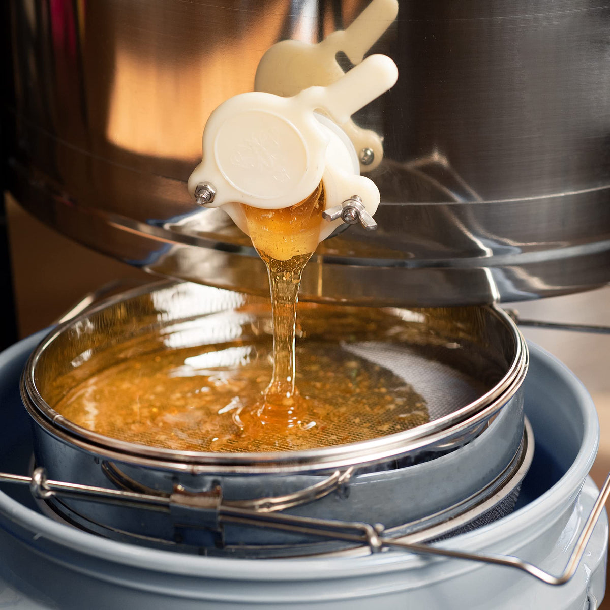 VIVO honey strainer with coarse mesh catching large particles before fine filtration