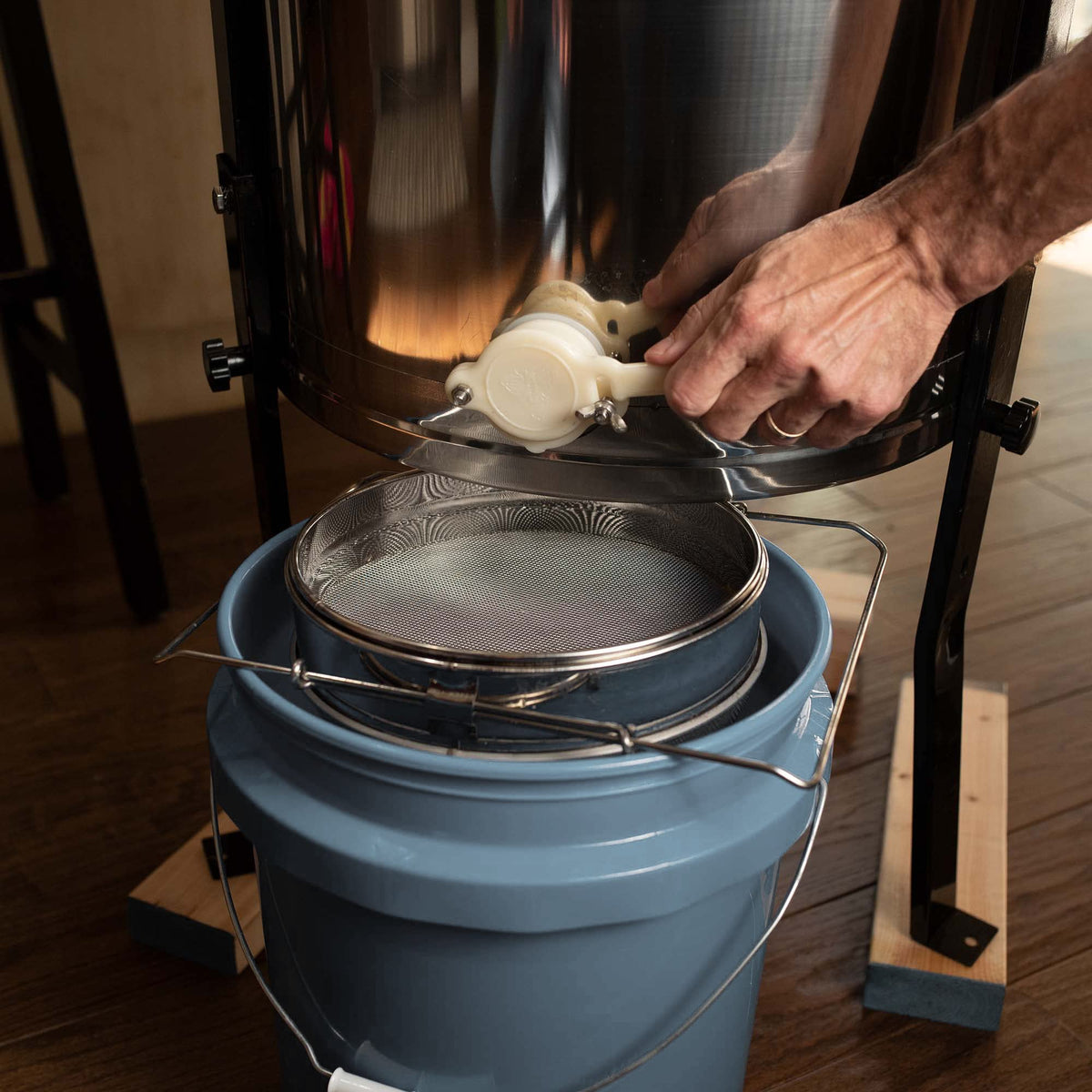 VIVO BEE-V101H in use, ready for efficient filtering and bottling