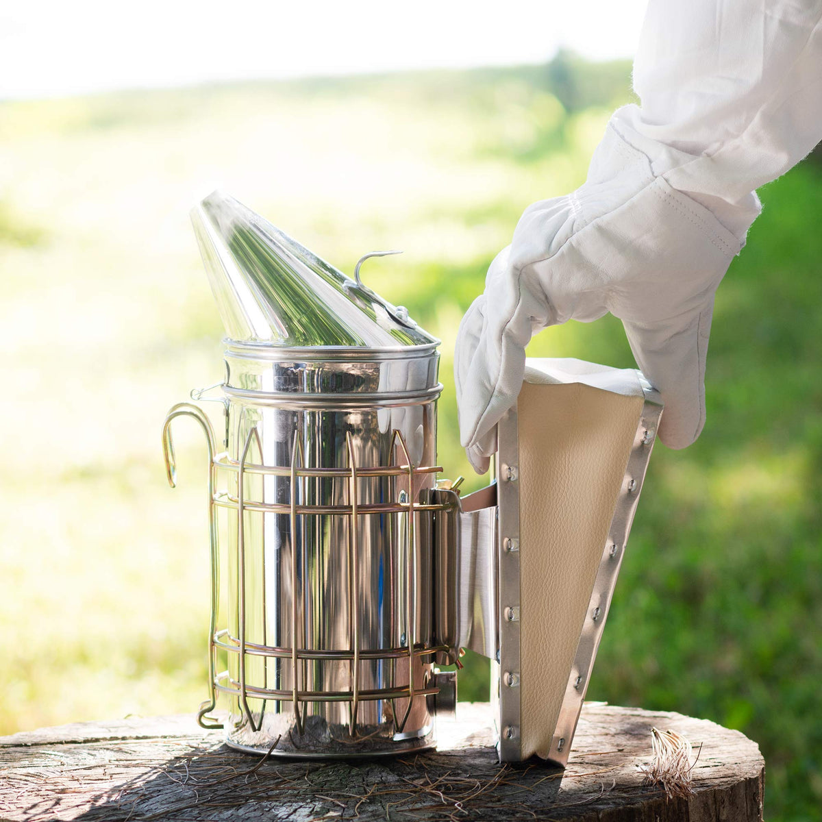 VIVO Safe, cool smoke for beekeeping inspections and handling