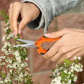 Ambidextrous design suitable for both right- and left-handed gardeners.