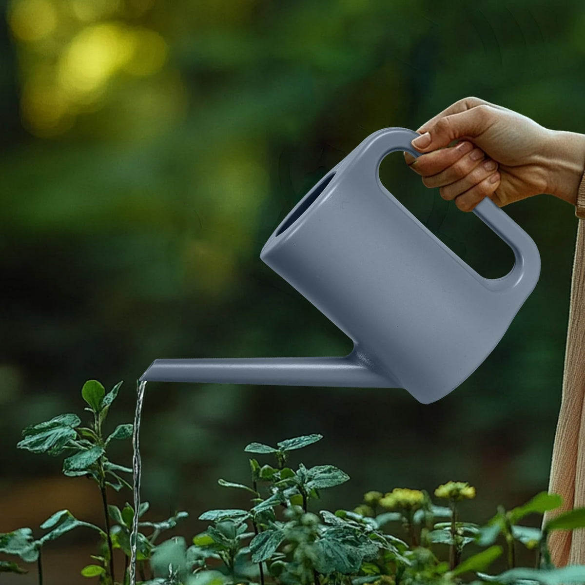 VKPLITE long spout enables precise watering at the base of plants.