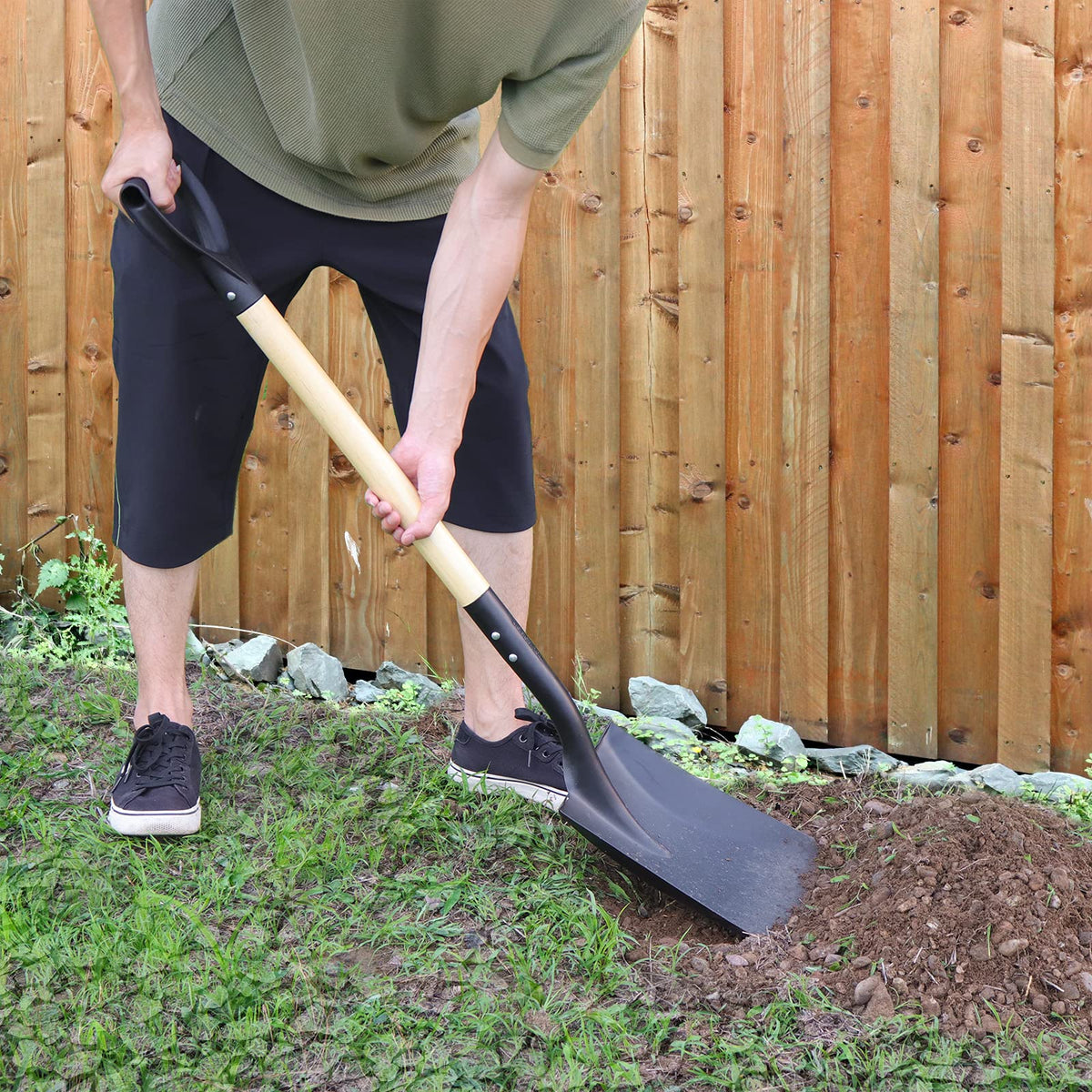 VNIMTI flat-shovel for garden edging, perfect for clean lines and material transfer.