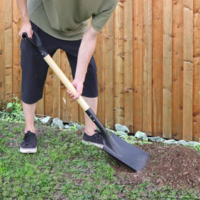 VNIMTI flat-shovel for garden edging, perfect for clean lines and material transfer.