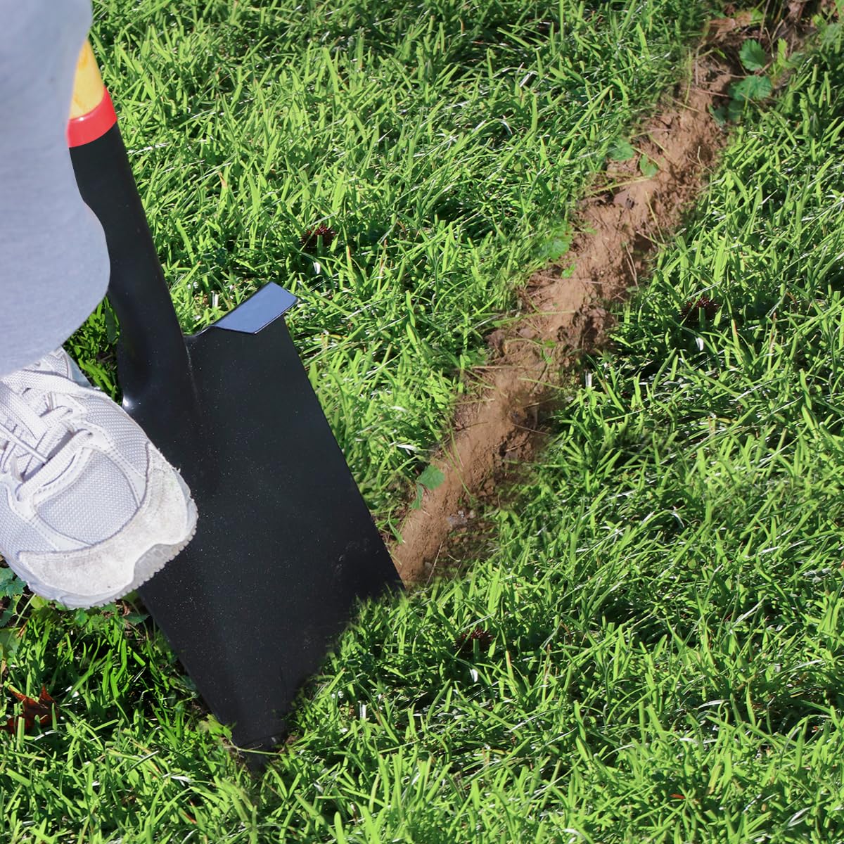 VNIMTI spade head with non-slip treads stabilizes foot contact for efficient digging.