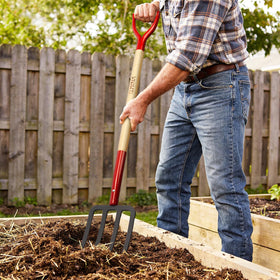 VNIMTI Y-Grip handle garden fork provides a strong grip during extended use.