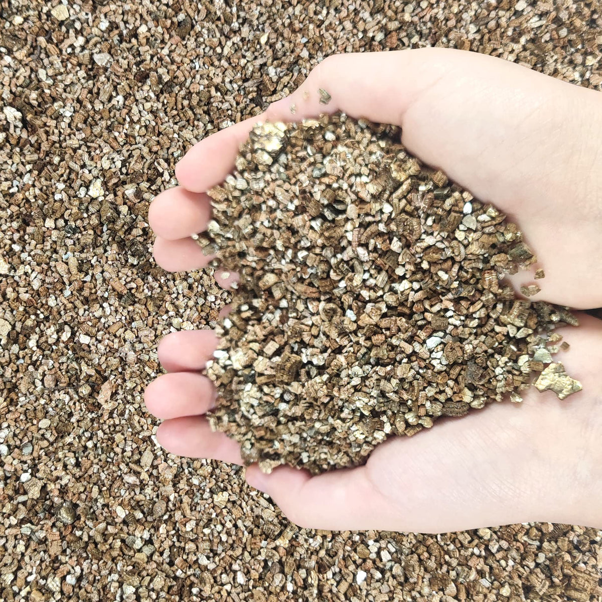 Voulosimi 20QT Organic Vermiculite Granules shown as a packaging-ready product for gardeners.