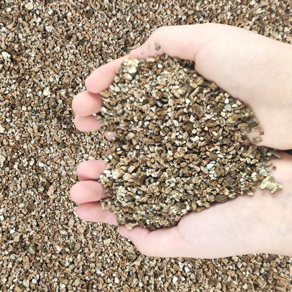 Voulosimi 50qt vermiculite bag boosts moisture retention for healthy plants.