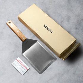Vovoly extra-wide spatula for cast iron pans and skillets.