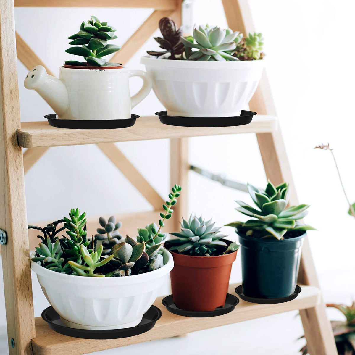 VUWEZ black saucer close-up shows durable plastic and smooth edges for modern planters.