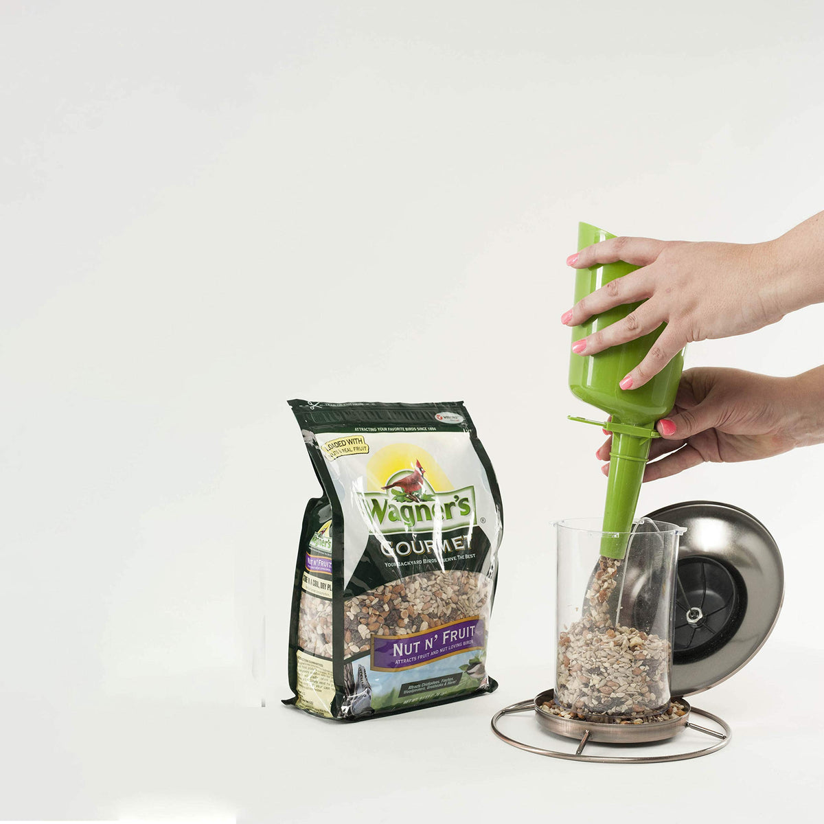 Wagner's no-shell waste design shot highlights deck-friendly feeding.
