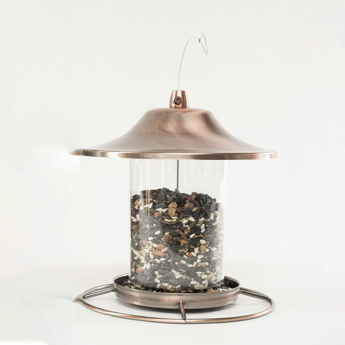 A detailed look at the seed and nut blend in Wagner's Songbird Banquet for energy and variety.