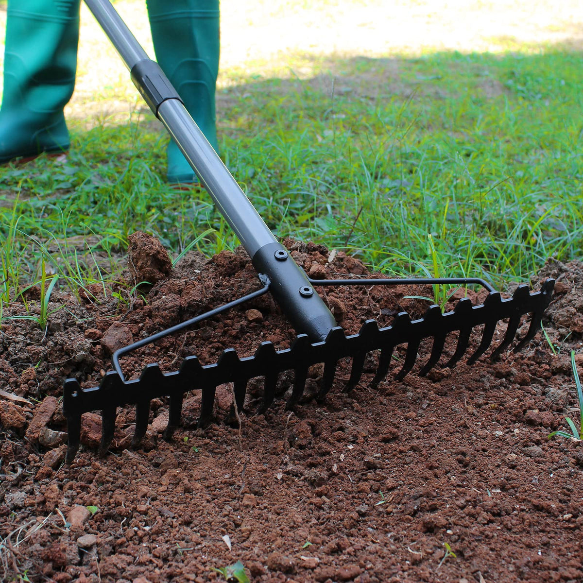 Walensee double locking screws keep the head secure during chores