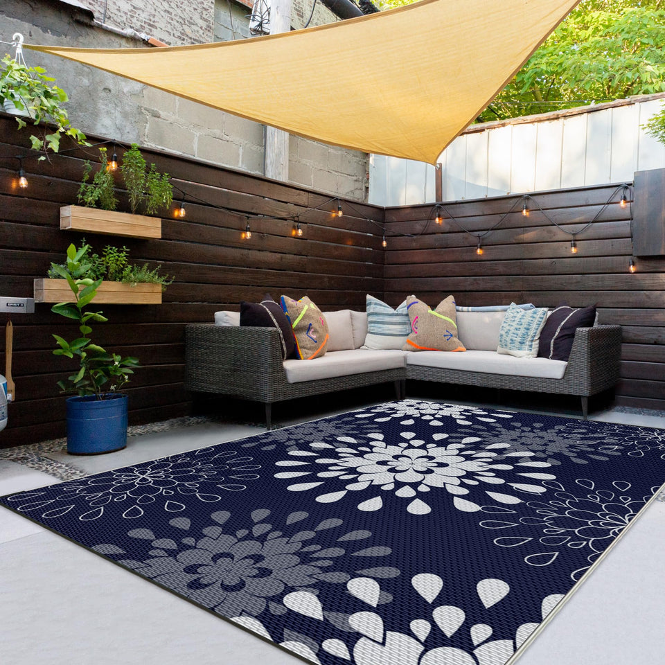 Wallona outdoor rug with blue and white flower pattern, ideal for patios and picnics.