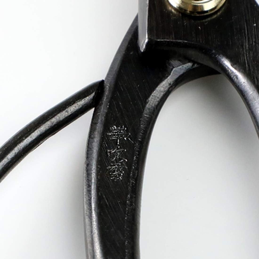 7-inch length with 50 mm blade for balanced reach
