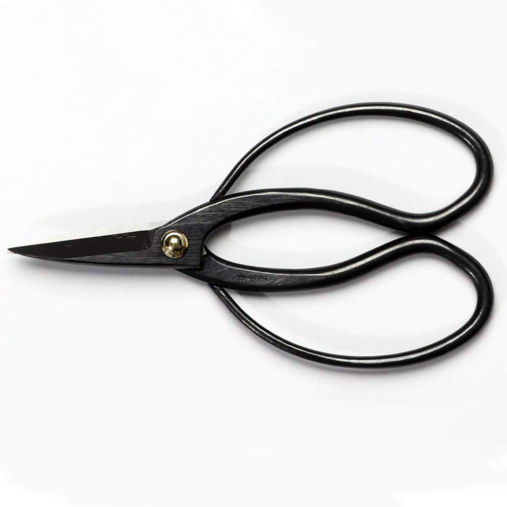 Traditional Hasami styling reflected in Wazakura pruning scissors design