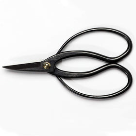 Traditional Hasami styling reflected in Wazakura pruning scissors design