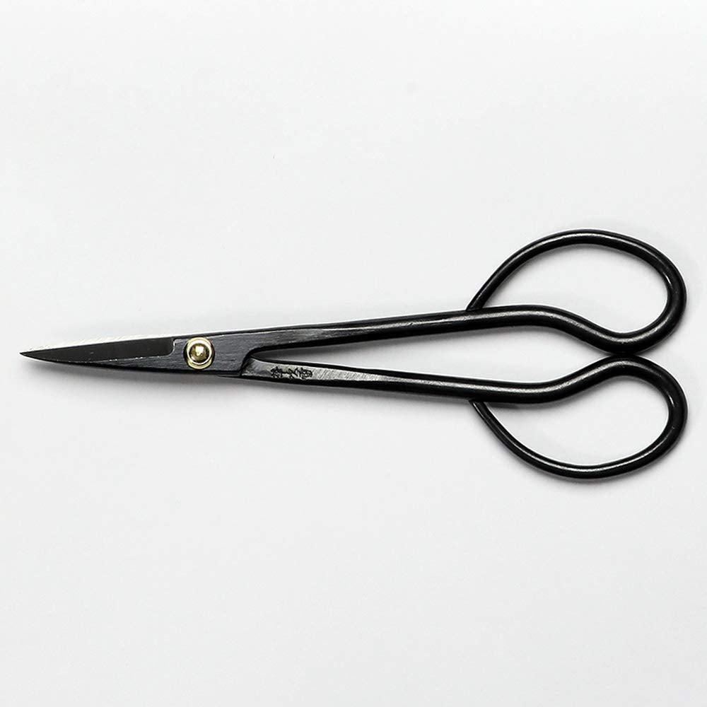 Wazakura Satsuki slim profile aids access in dense canopies.