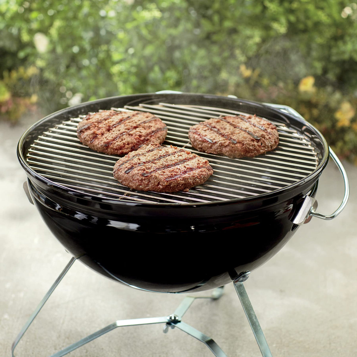 Weber cooking grate on Smokey Joe grill facilitates quick setup.