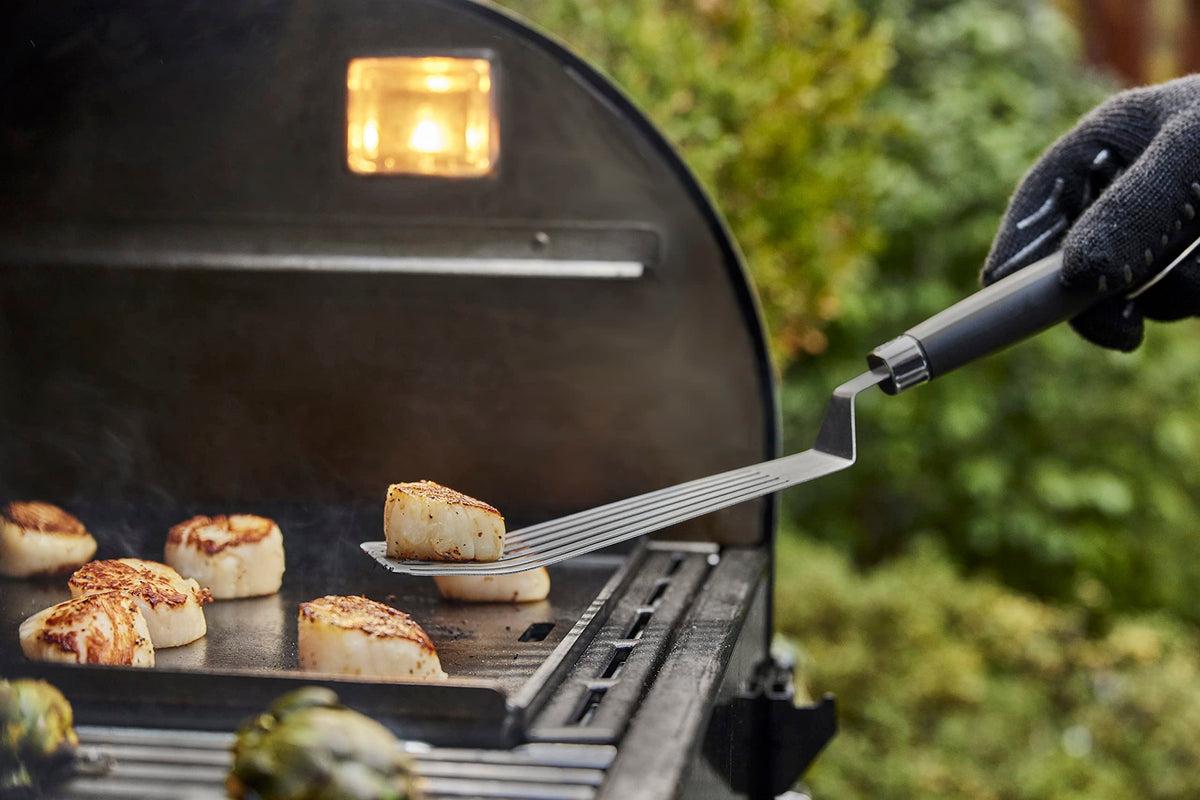 Weber Griddle Non-slip Handle ensures steady control during flipping