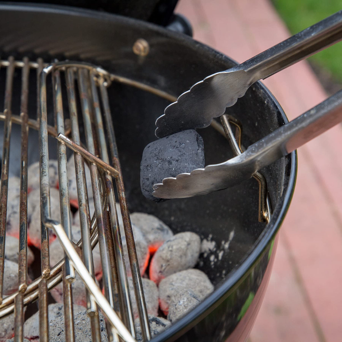 Preheat and brush cleaning method shown for fast maintenance with Weber grate.