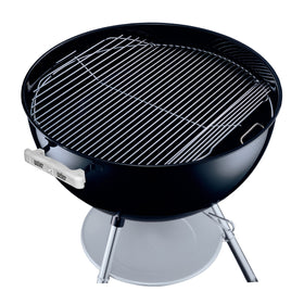 Curved handgrips on the Weber grate enable easy lifting during cooking.