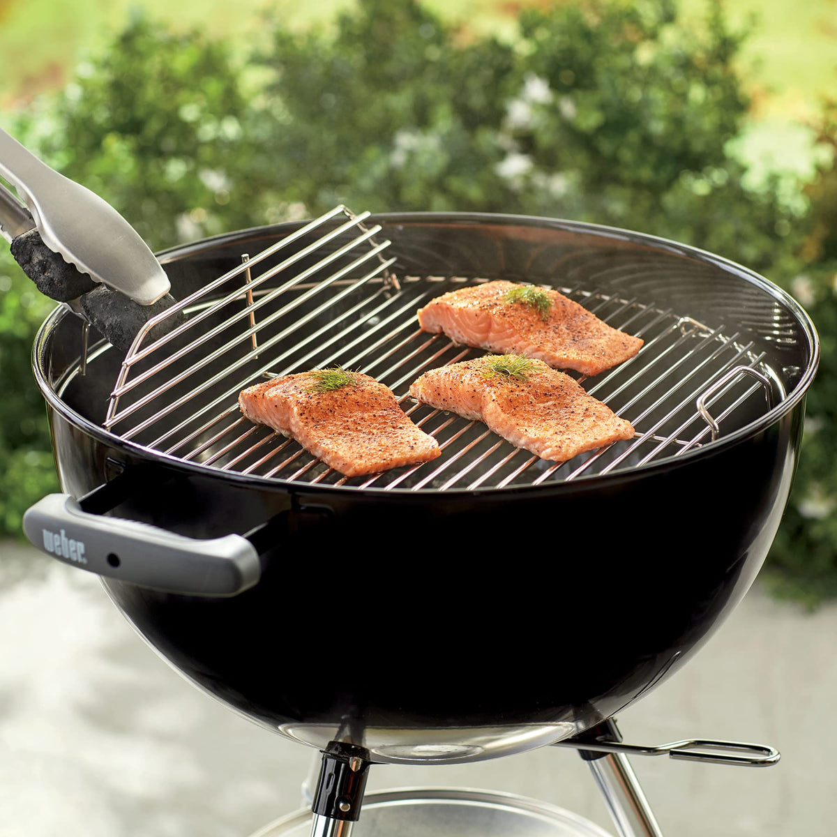 Weber kettle 18-1/2 inch compatibility demonstrated for snug fit
