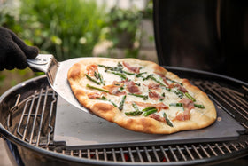 Built-in lid thermometer lets you monitor temperature at a glance.