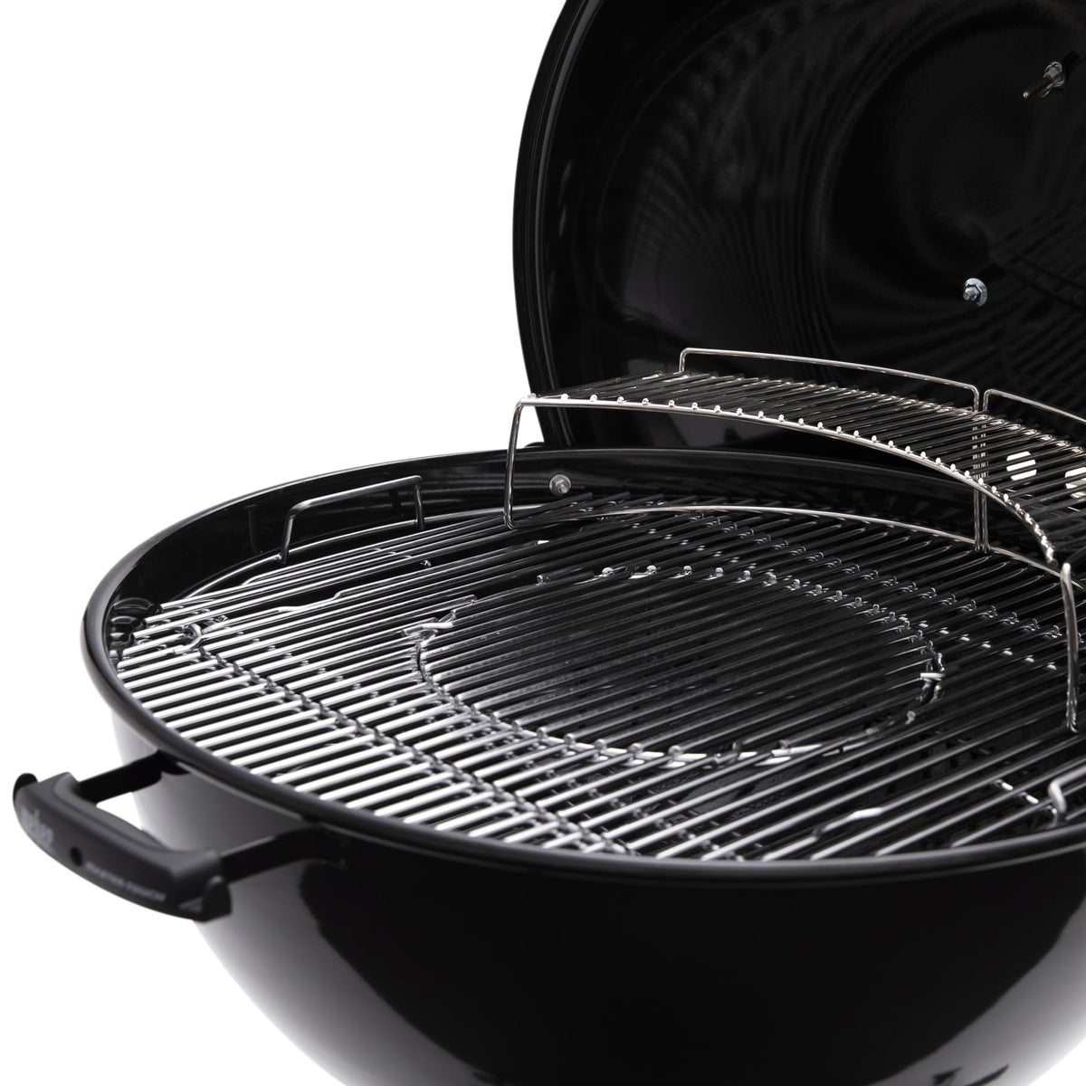 Porcelain-enameled lid and bowl retain heat for steady cooking and rust resistance.