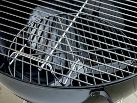 Weber Original Kettle 18-inch glass-reinforced handles stay cool.