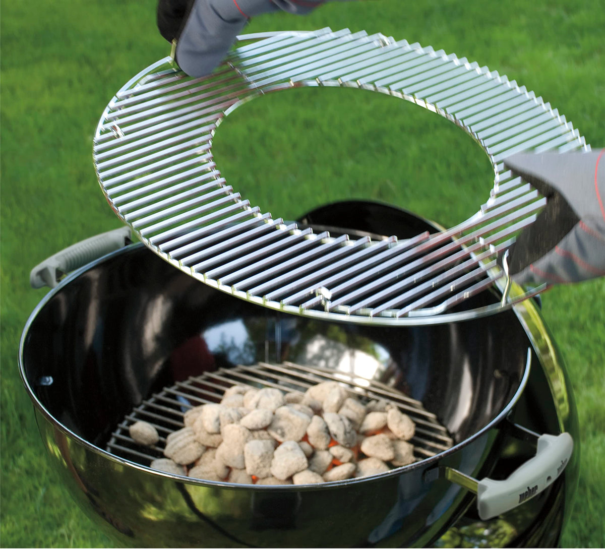 Weber removable center design on the grate for flexible cooking layouts.