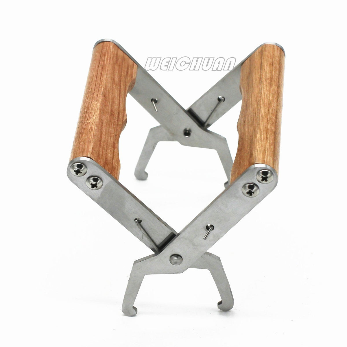 WEICHUAN frame grip demonstrates durable hive tool for demanding beekeeping tasks.