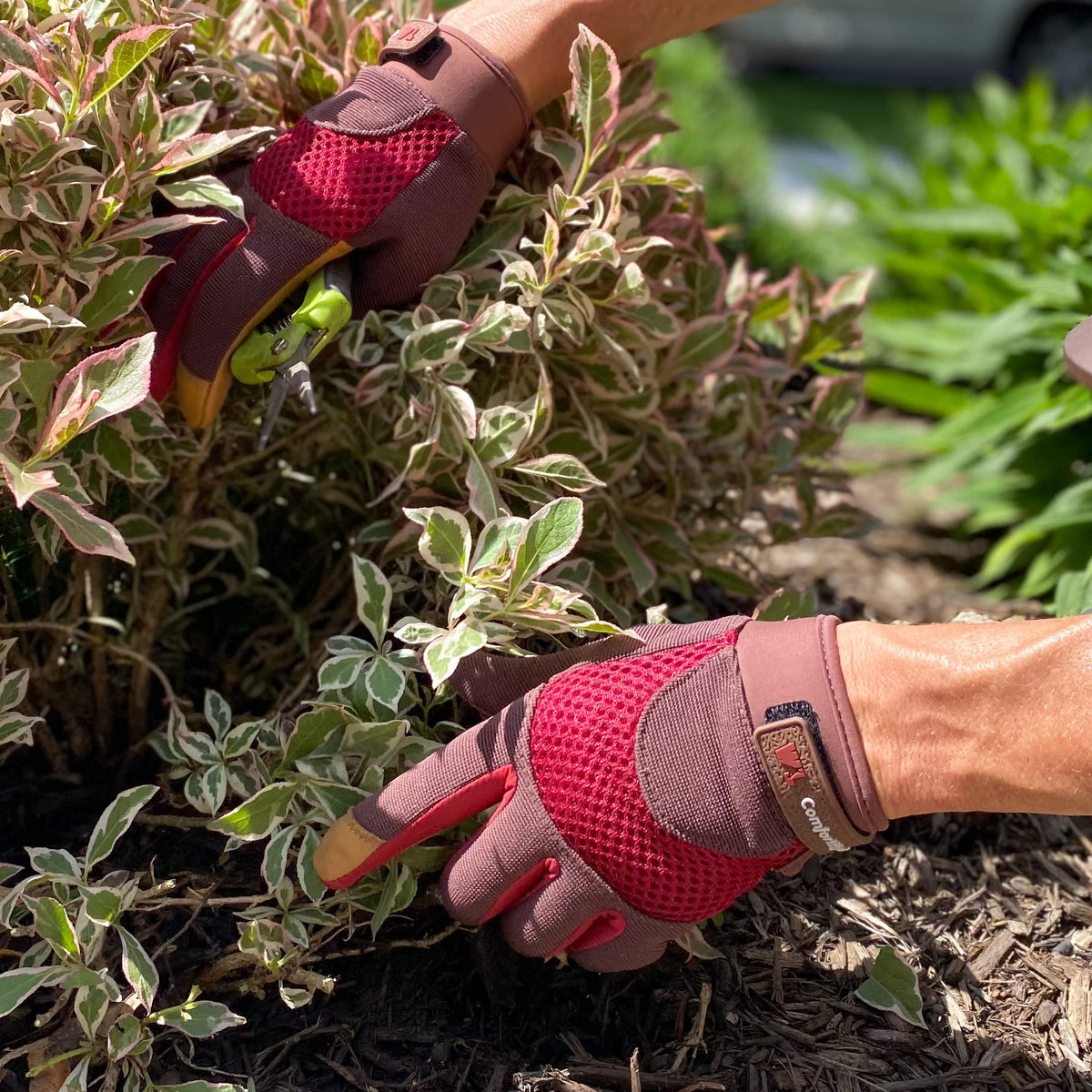 Wells Lamont ComfortHyde back with breathable mesh keeps hands cool outdoors.