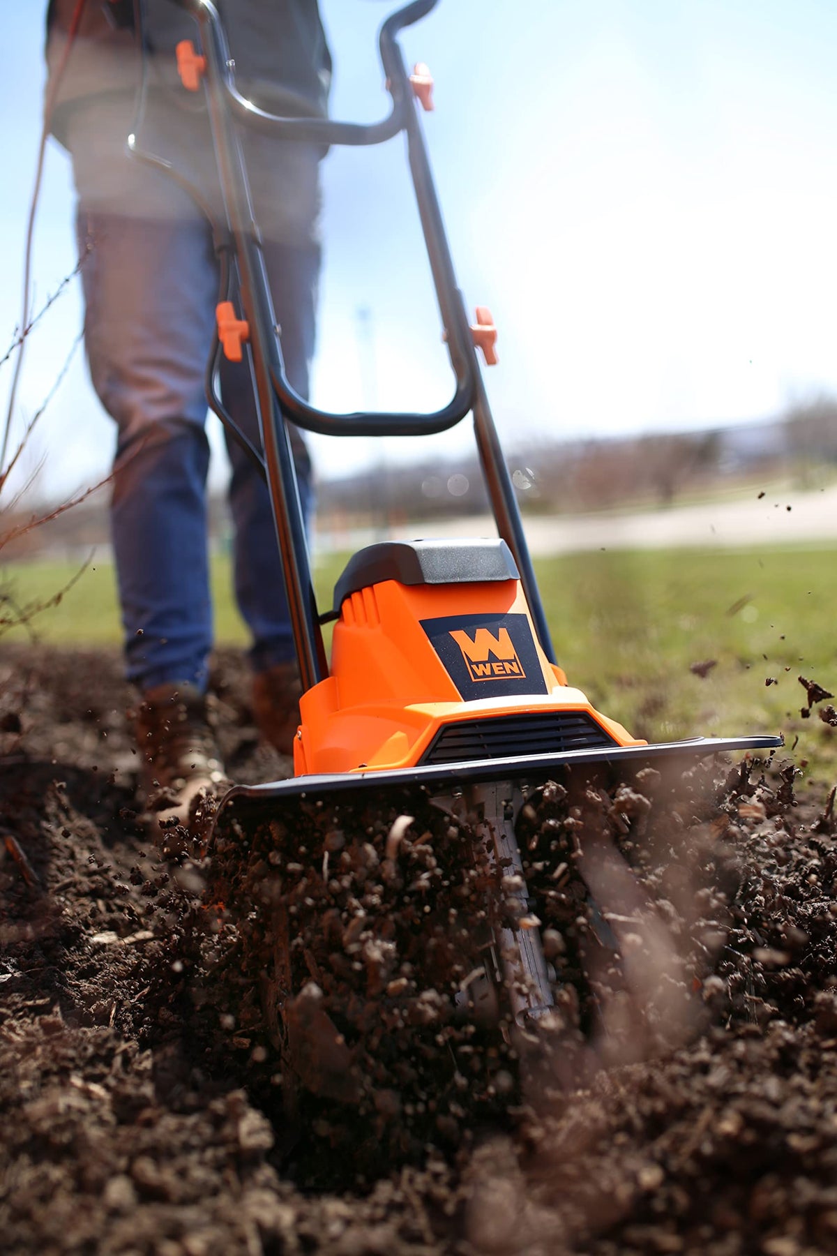 WEN TC1014 adjustable wheels simplify transport and storage between uses.